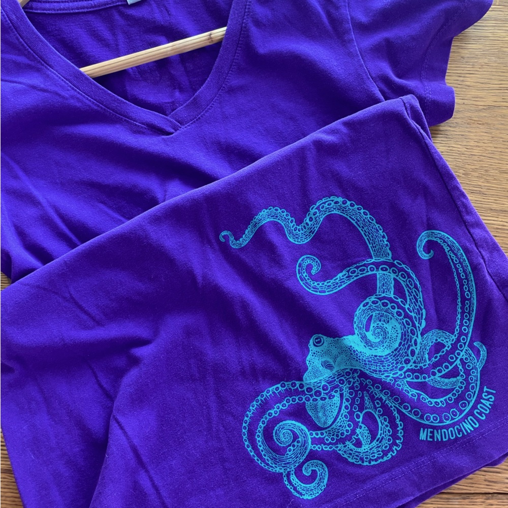 *24 hrs only!* Super cool purple and blue octopus tee